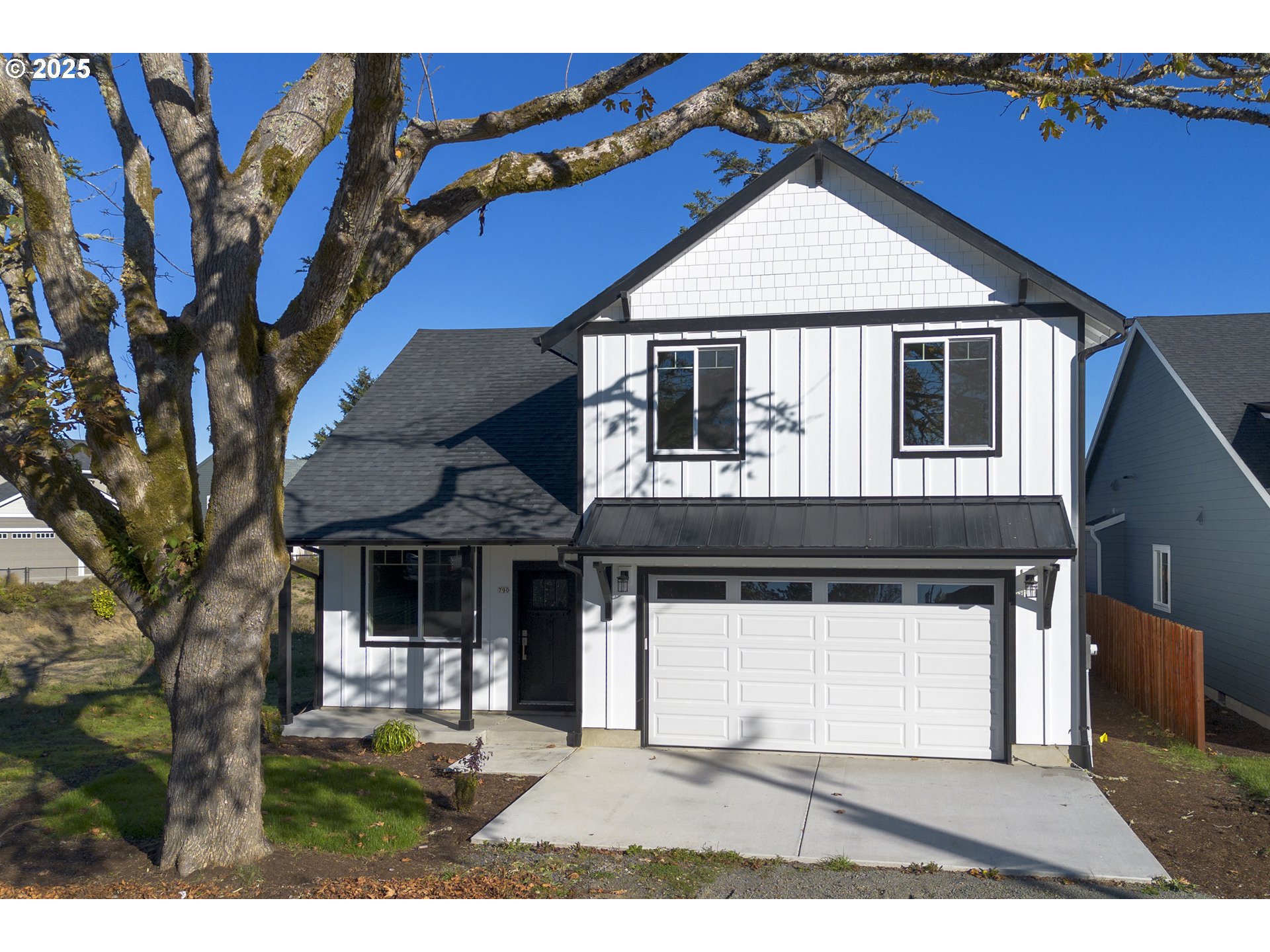 790 17th Avenue Seaside, OR 97138 - Photo 4 of 29 a front view of a house with a yard