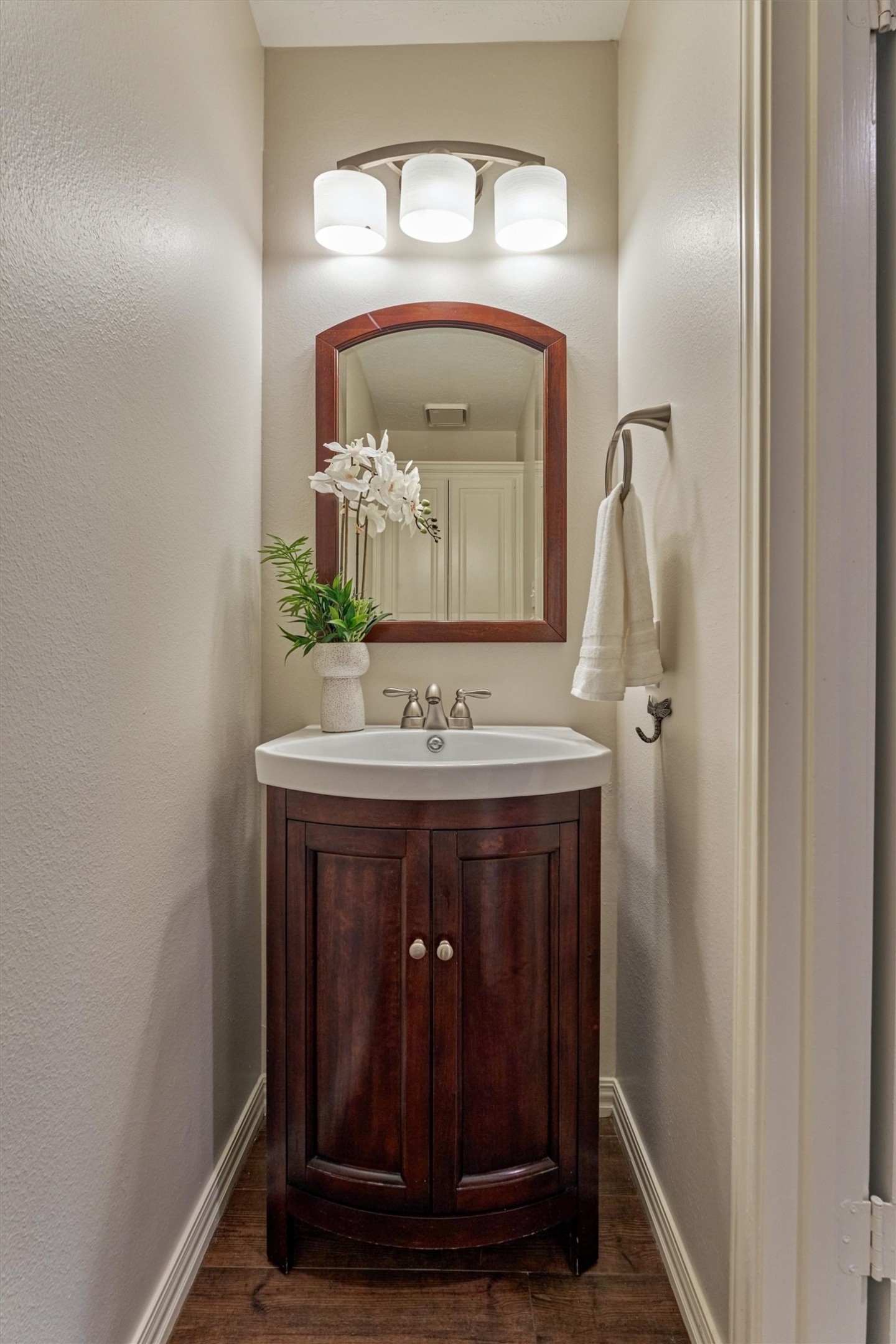 16707 Avenfield Road Tomball, TX 77377 - Photo 35 of 50 a bathroom with a sink and a mirror
