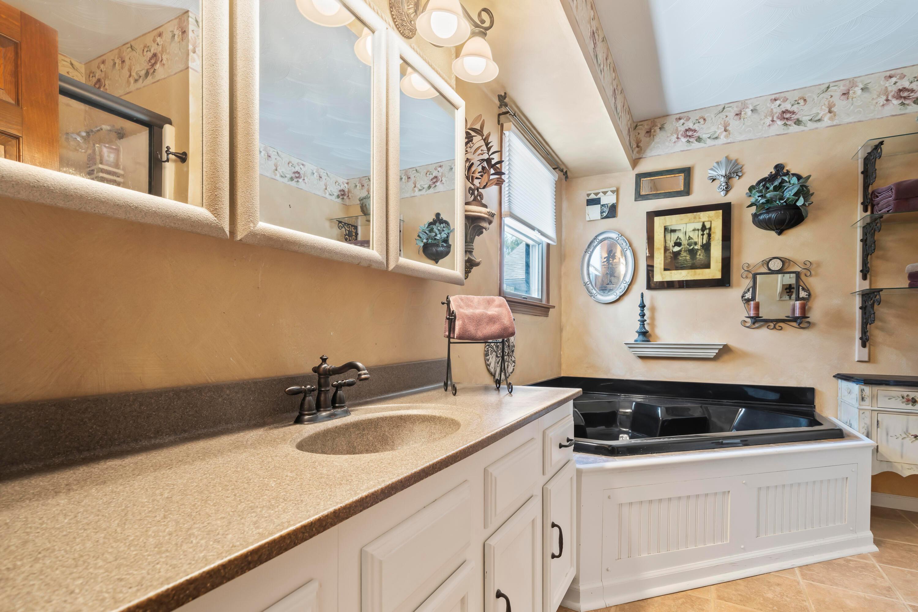 955 North Old State Road Delaware, OH 43015 - Photo 26 of 73 Owner's Ensuite