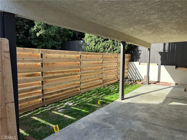 a view of a backyard