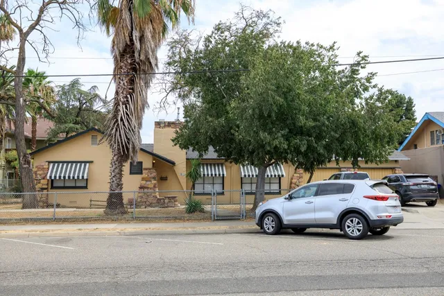 a view of a backyard