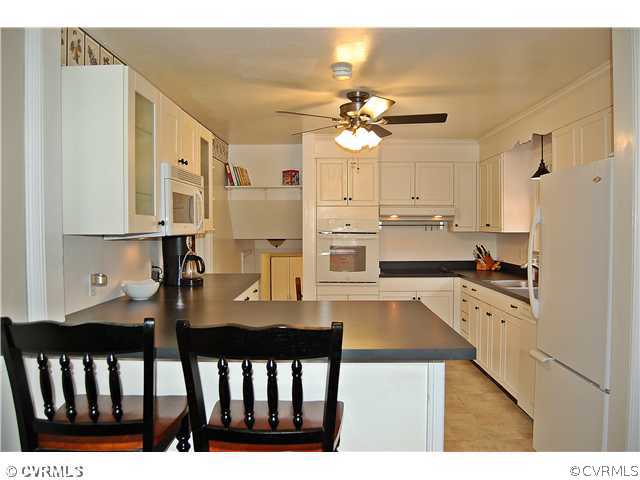 Kitchen - Open & bright with a ton of counter spac