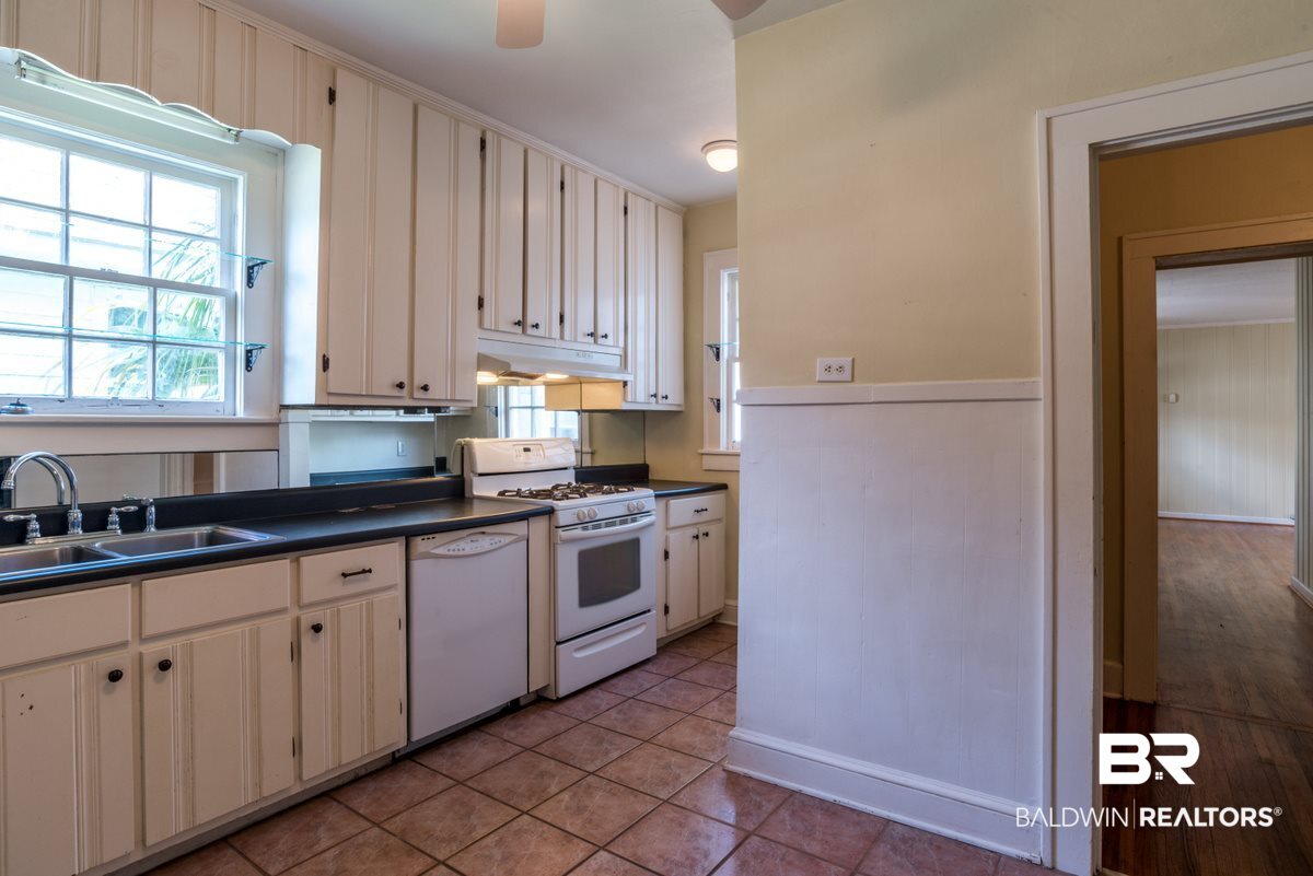 1908 Old Government Street Mobile, AL 36606 - Photo 10 of 32 Kitchen