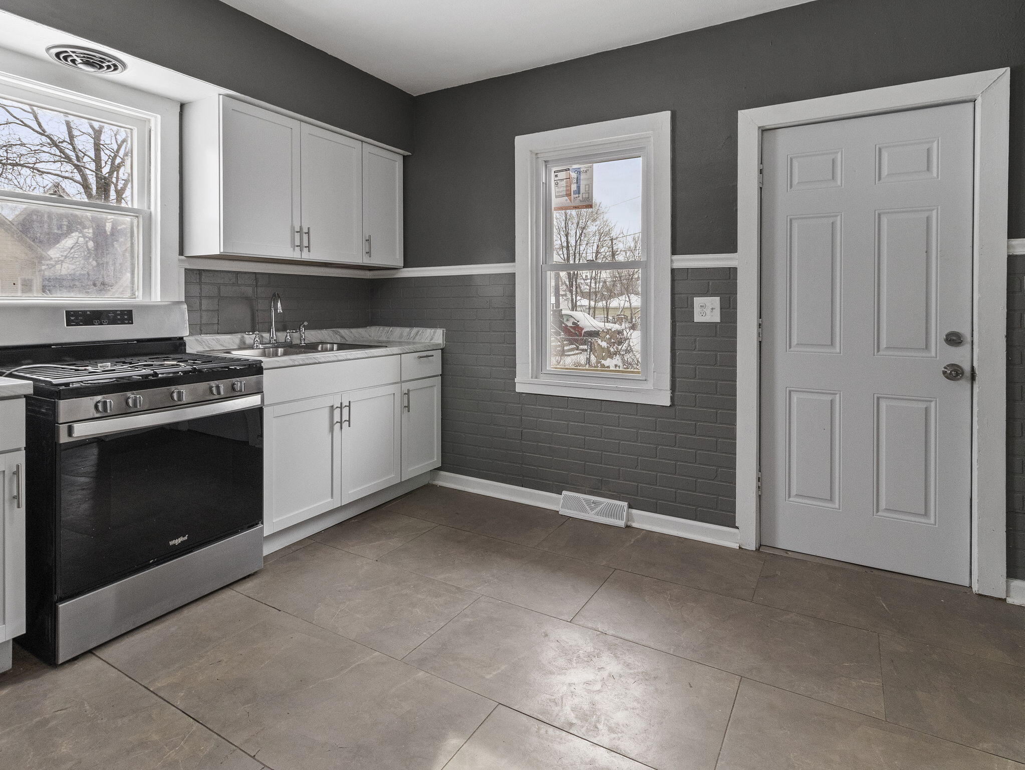 2558 North 24th Street Milwaukee, WI 53206 - Photo 12 of 33 32-web-or-mls-IMG_2868