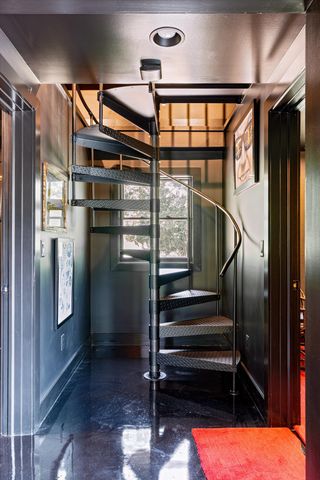 a view of a house with backyard and porch