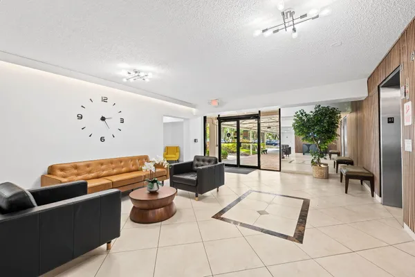 $199,000 | 3960 Oaks Clubhouse Drive, Unit 304, Pompano Beach, FL 33069