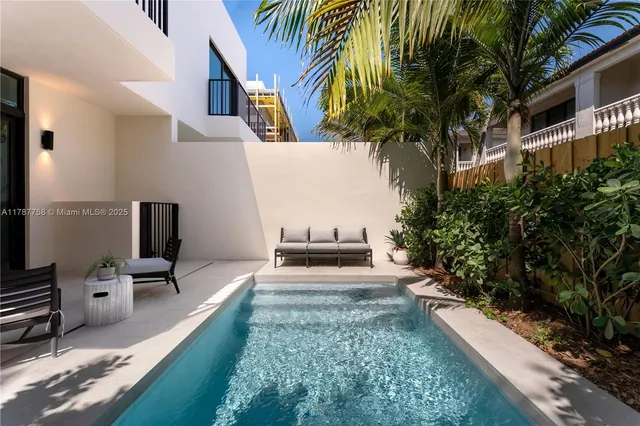 a view of entryway with garden