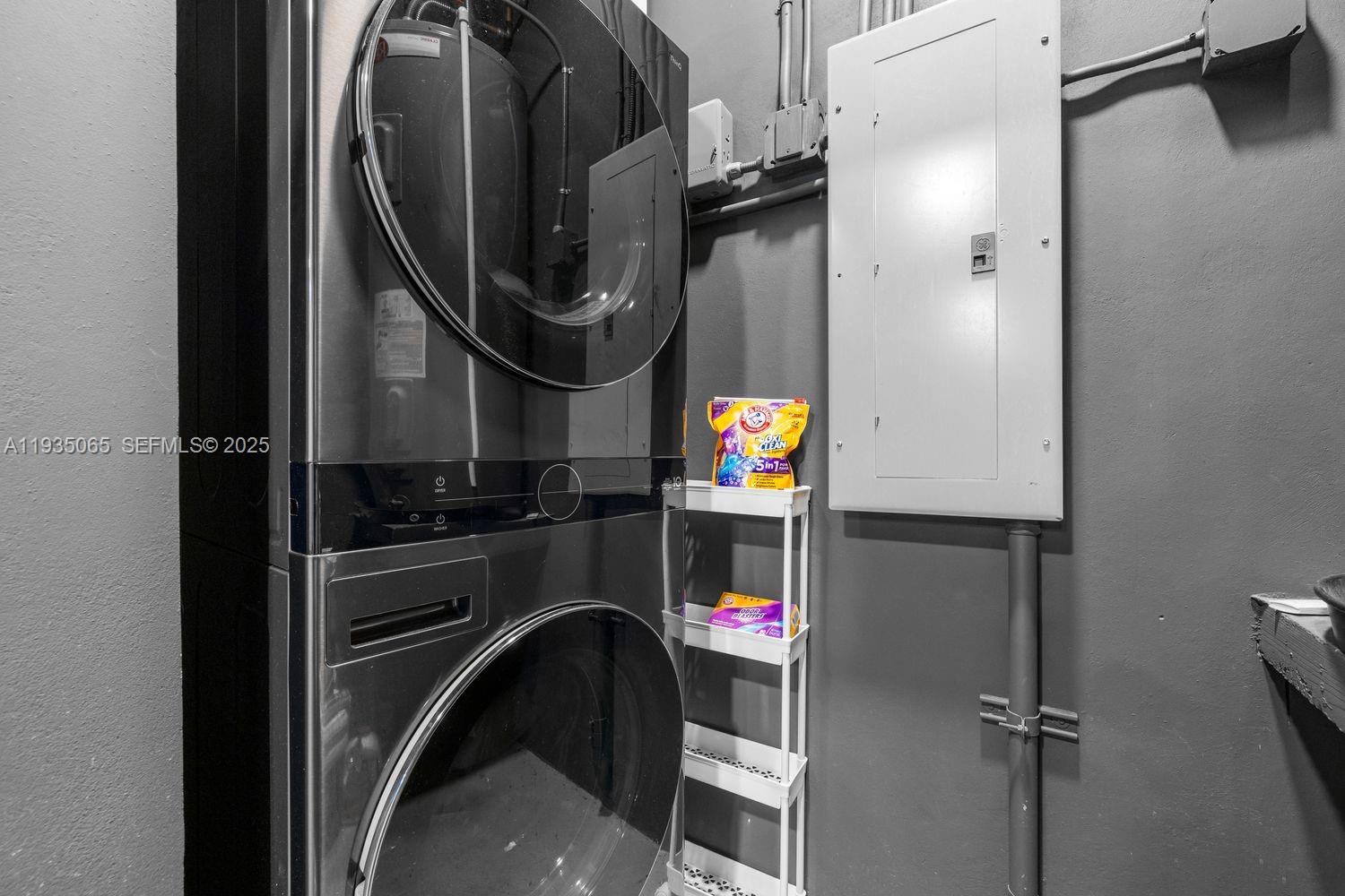 3260 Northwest 9th Street Miami, FL 33125 - Photo 33 of 33 an entryway