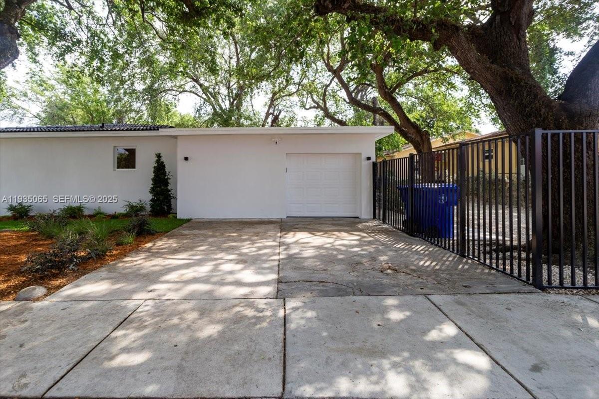 3260 Northwest 9th Street Miami, FL 33125 - Photo 5 of 33 a backyard of a house with lots of green space