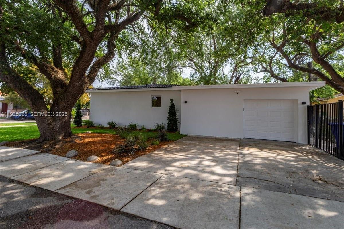 3260 Northwest 9th Street Miami, FL 33125 - Photo 6 of 33 a backyard of a house