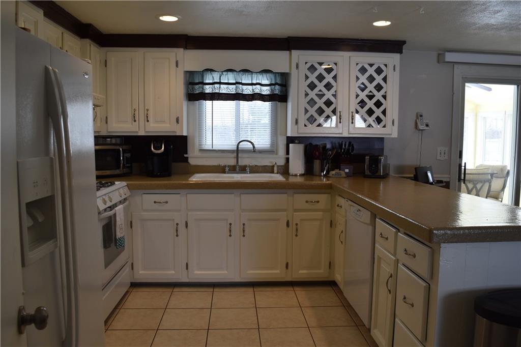 18 Old Rte 4 Berwick, ME 03901 - Photo 4 of 19 Light & Bright Kitchen