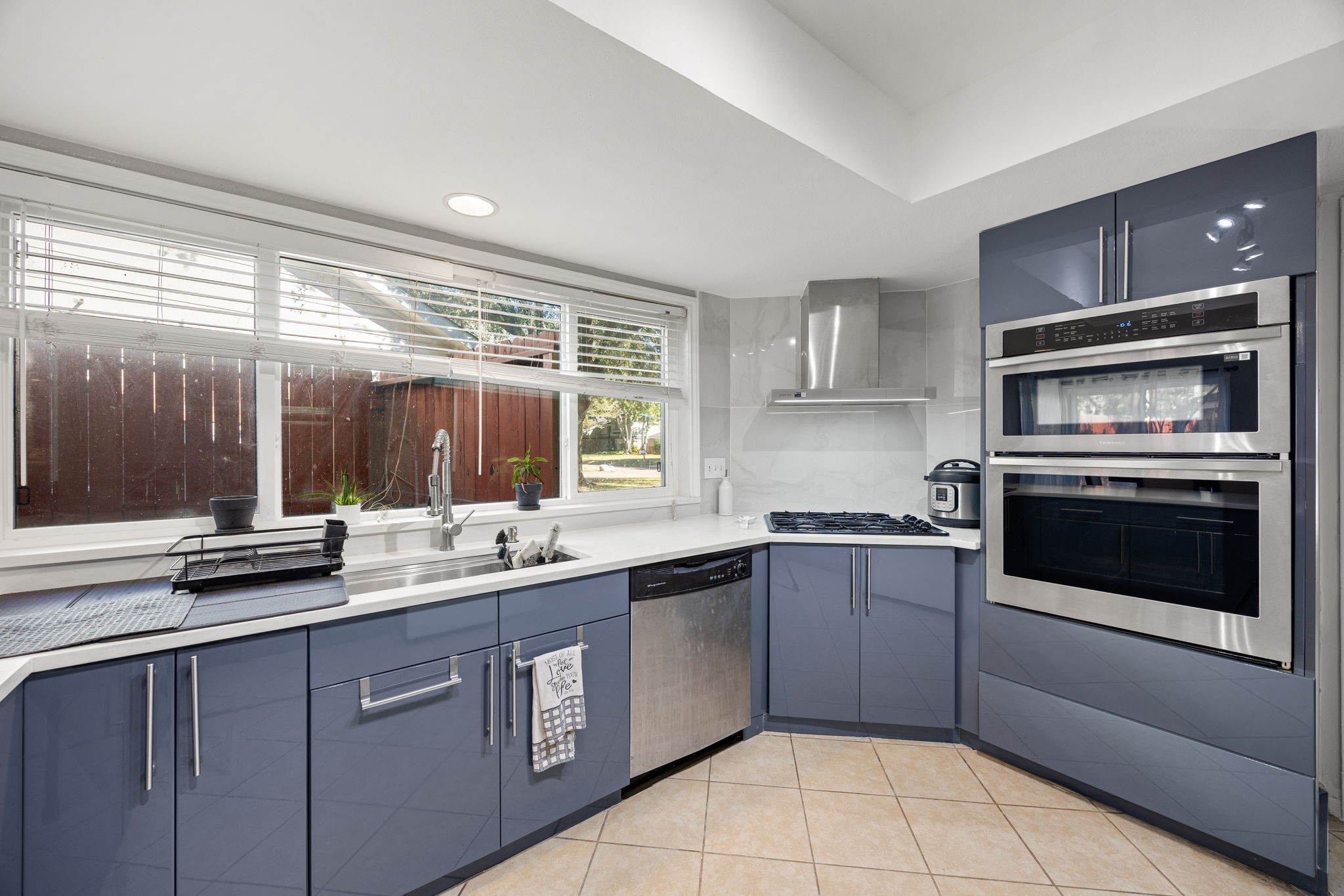 9907 Gold Cup Way Houston, TX 77065 - Photo 14 of 39 a kitchen with a sink stove and microwave