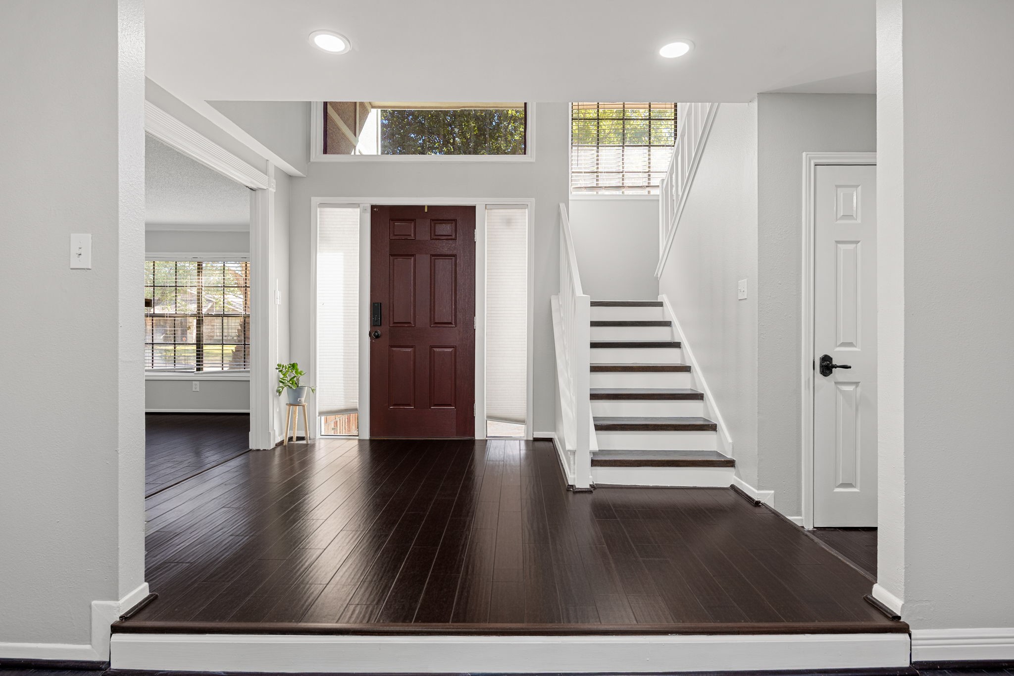 9907 Gold Cup Way Houston, TX 77065 - Photo 3 of 39 an entryway with a livingroom