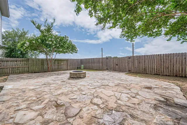 a view of a backyard