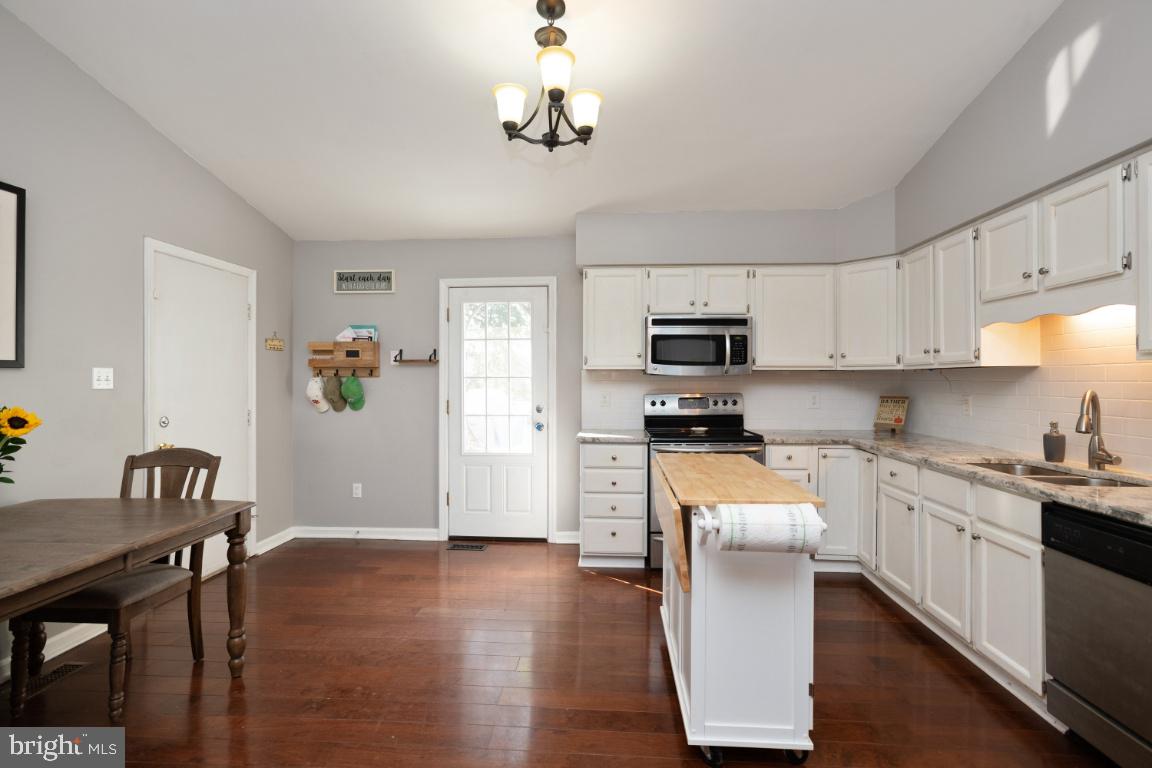 10331 Abbott Road Manassas, VA 20110 - Photo 9 of 31 Kitchen/Dining area