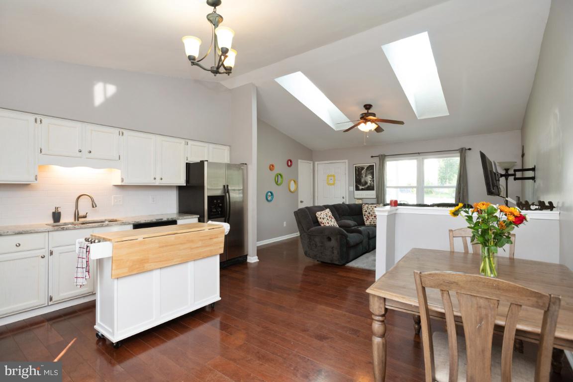 10331 Abbott Road Manassas, VA 20110 - Photo 10 of 31 Kitchen/Dining area