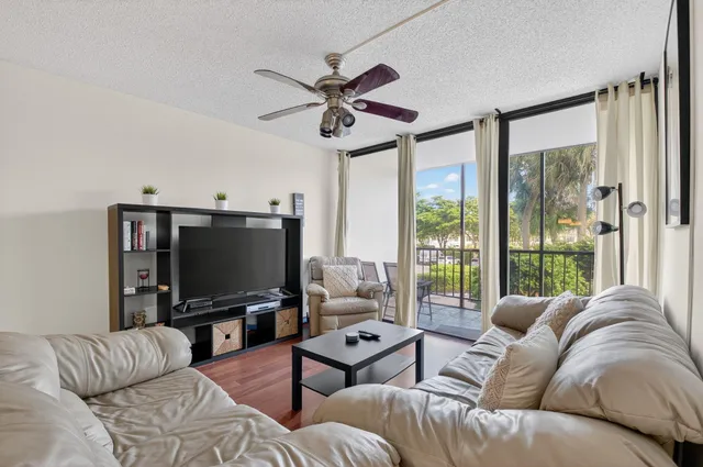 $200,000 | 6815 Willow Wood Drive, Unit 4023, Boca Raton, FL 33434