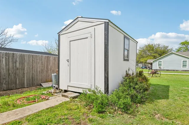 $250,000 | 405 Willard-Hall Street, Leonard, TX 75452