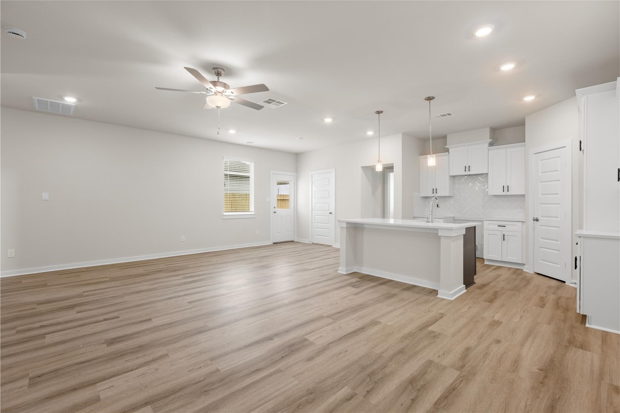 1222 Elsinore Drive Rosharon, TX 77583 - Photo 4 of 25 Open concept, perfect for entertaining!