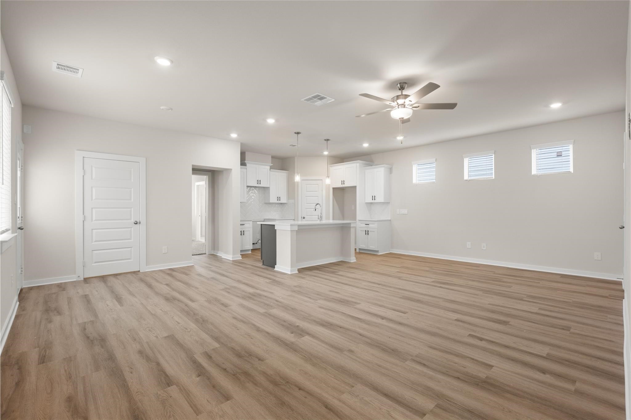 1222 Elsinore Drive Rosharon, TX 77583 - Photo 7 of 25 Living room, dining combo, ready for family dinners and family gatherings.