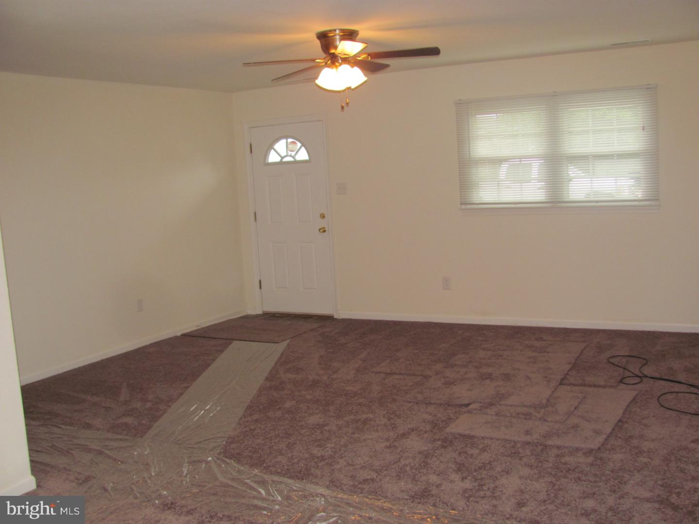 8 Ritchie Drive New Castle, DE 19720 - Photo 3 of 20 Living Room
