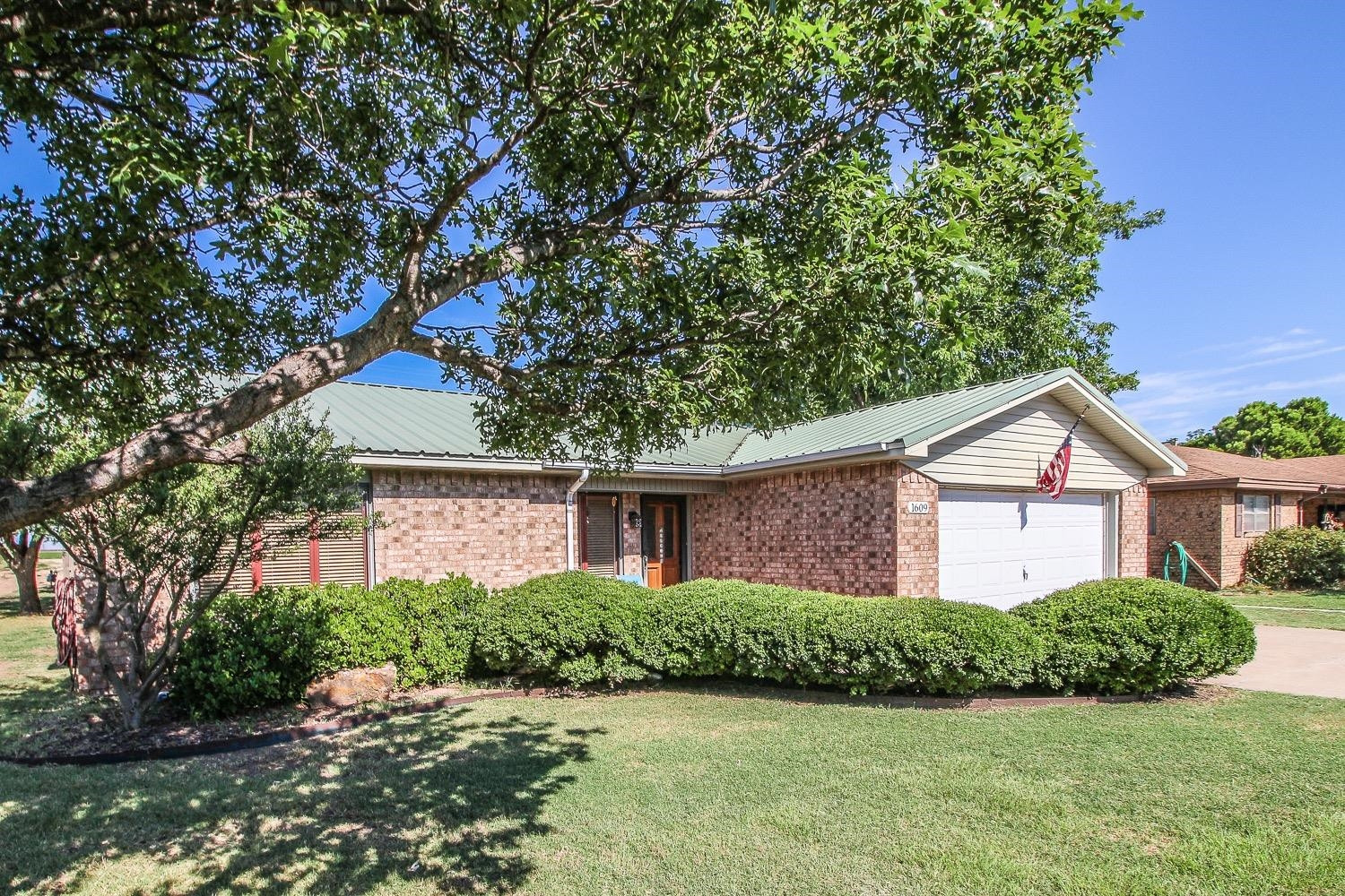 1609 Ave I Ralls, TX 79357 - Photo 2 of 32 a front view of a house with a yard