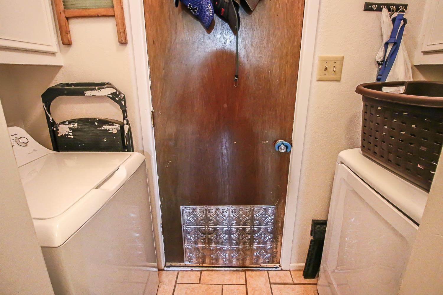 1609 Ave I Ralls, TX 79357 - Photo 25 of 32 a bathroom with a sink and mirror