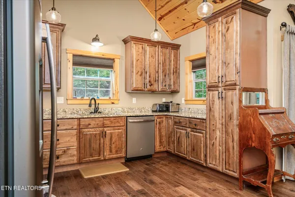 $739,900 | 424 Wilderness Lane, Jamestown, TN 38556