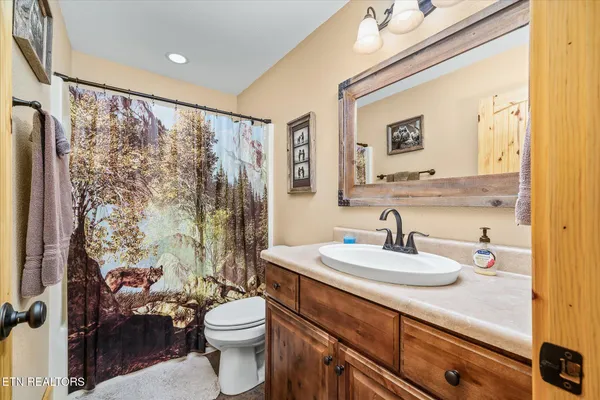 $739,900 | 424 Wilderness Lane, Jamestown, TN 38556