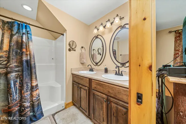 $739,900 | 424 Wilderness Lane, Jamestown, TN 38556