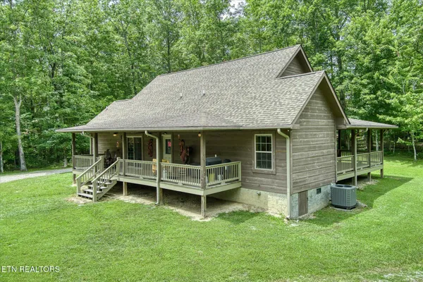 $739,900 | 424 Wilderness Lane, Jamestown, TN 38556