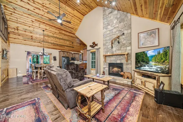 $739,900 | 424 Wilderness Lane, Jamestown, TN 38556