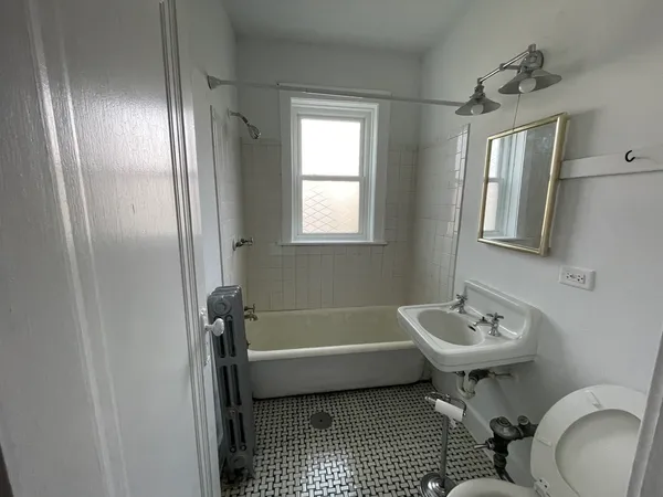 $1,250 | 833 Hamlin Street, Unit 1C, Evanston, IL 60201