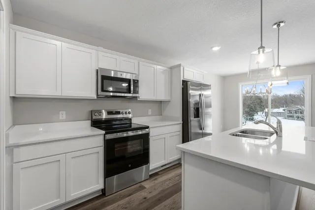 $699,850 | 7420 Glengarry Place, Eden Prairie, MN 55344