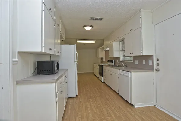 $2,500 | 16013 Edwards Drive, Austin, TX 78734