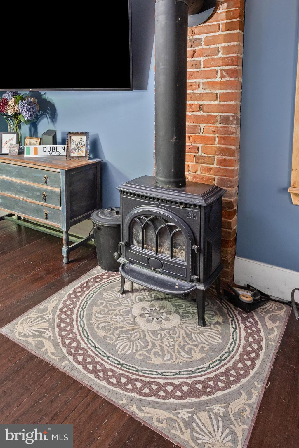 942 Province Line Road Allentown, NJ 08501 - Photo 18 of 50 a living room with a couch