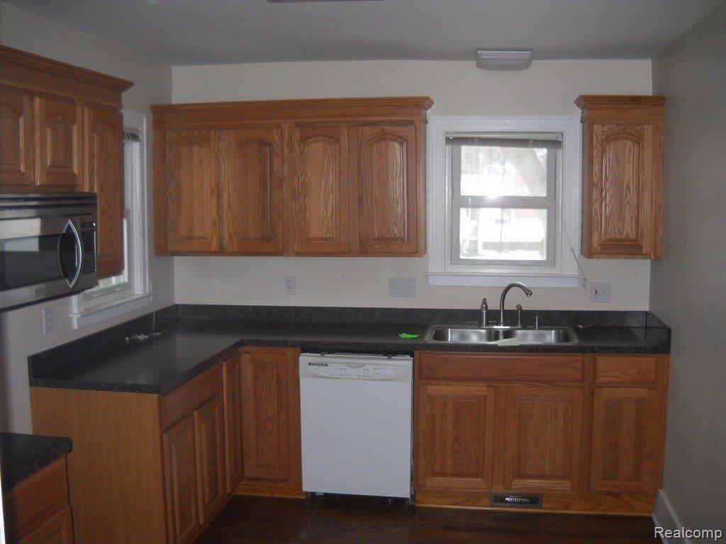 136 Woodward Avenue Rochester, MI 48307 - Photo 4 of 7 12-30-10 Fred 2 007
