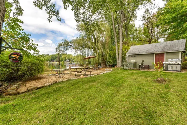 $699,900 | 45417 15th Avenue, Bloomingdale, MI 49026
