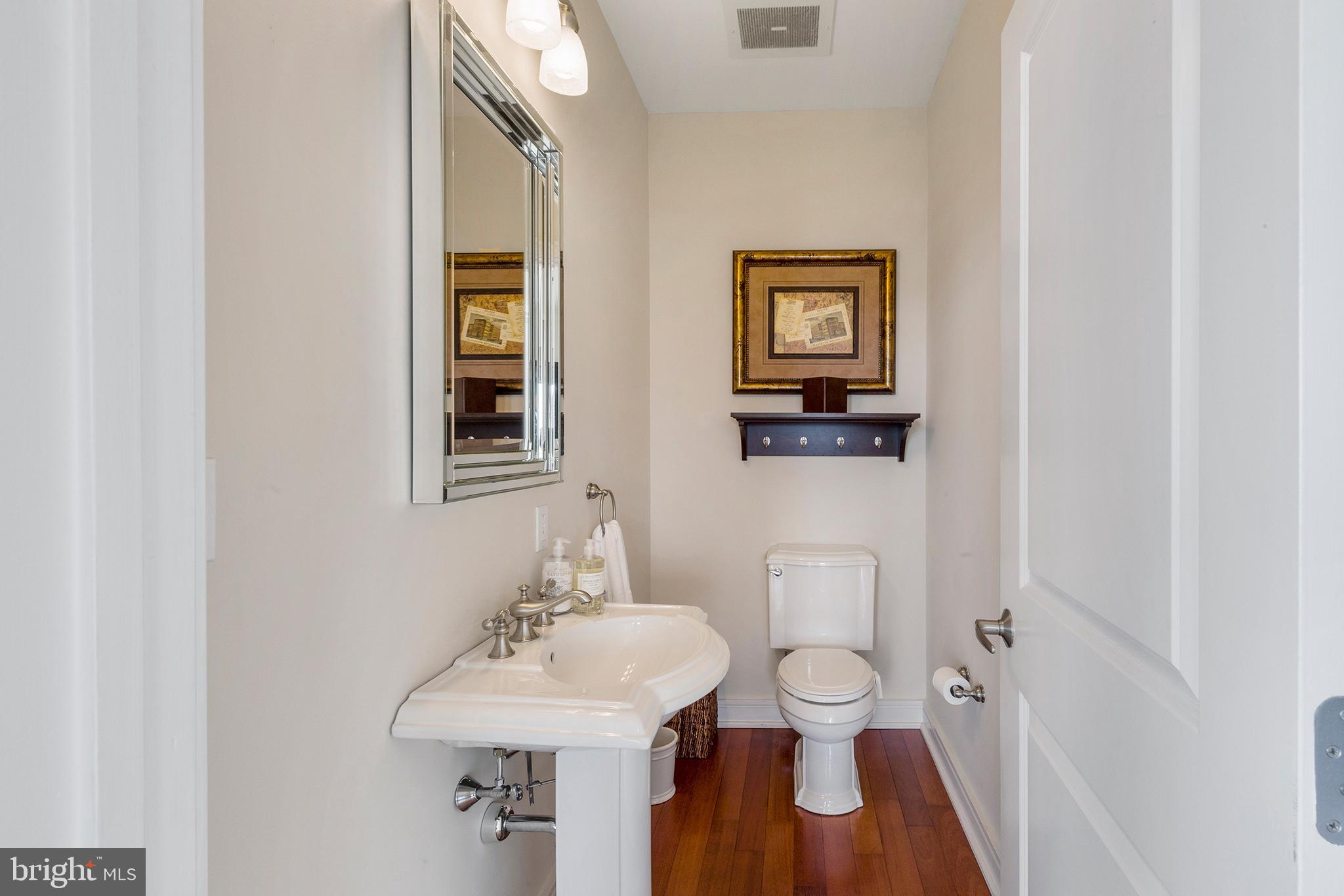 110 South Front Street, Unit 600 Philadelphia, PA 19106 - Photo 28 of 38 Powder Room