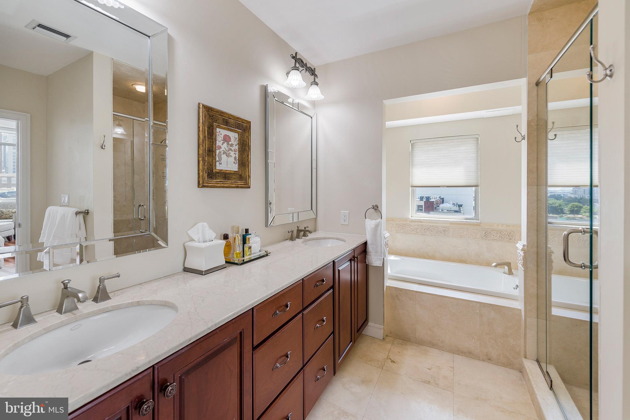 110 South Front Street, Unit 600 Philadelphia, PA 19106 - Photo 33 of 38 Master Bathroom