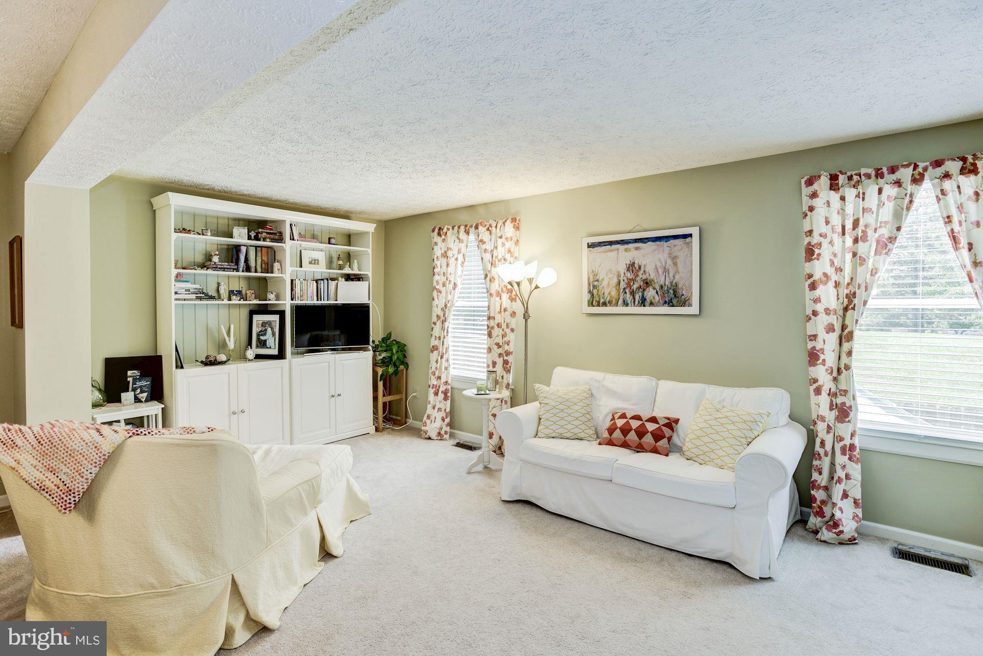 6172 Morning Glory Road Alexandria, VA 22310 - Photo 14 of 37 Living Room