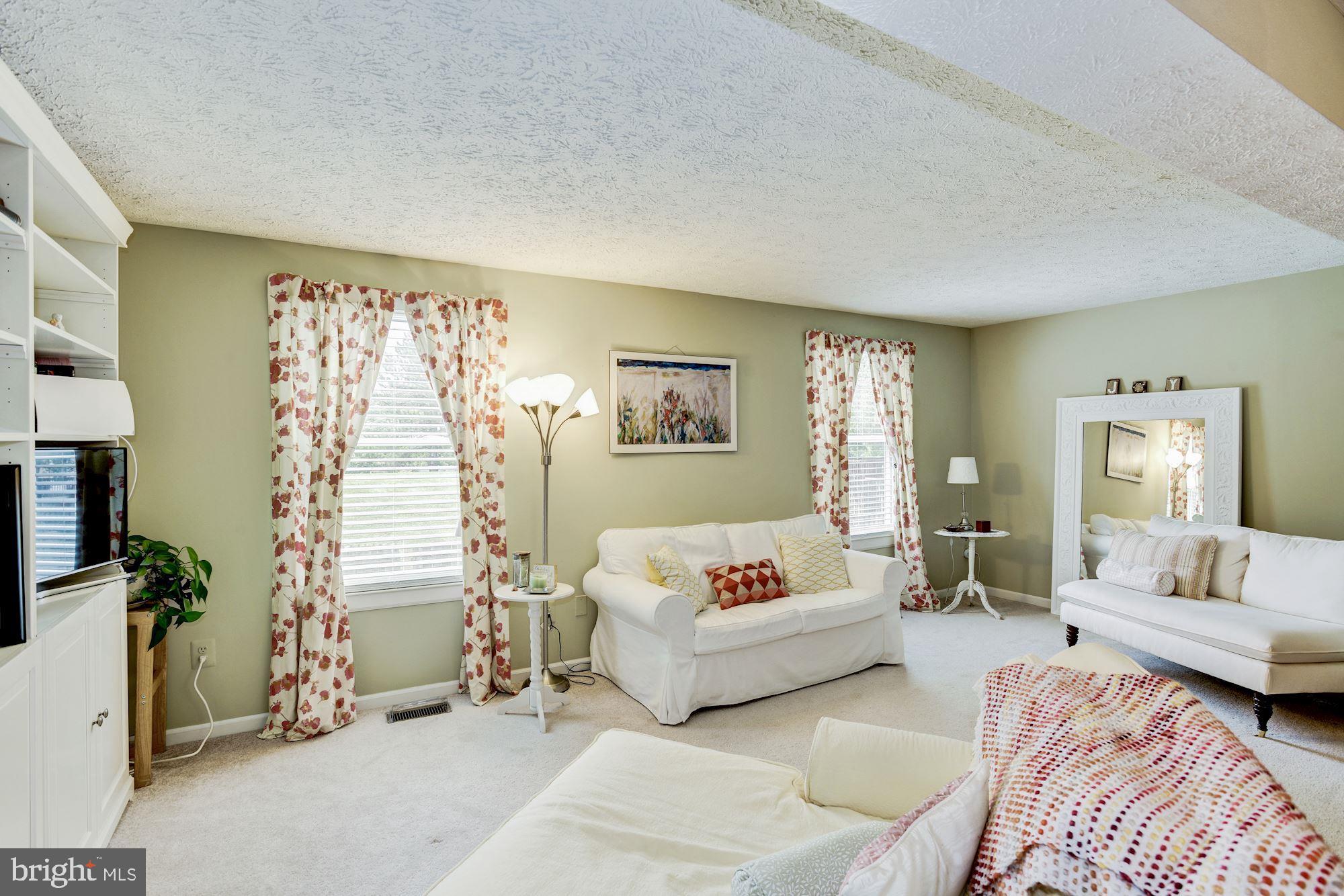 6172 Morning Glory Road Alexandria, VA 22310 - Photo 15 of 37 Ample seating & great light