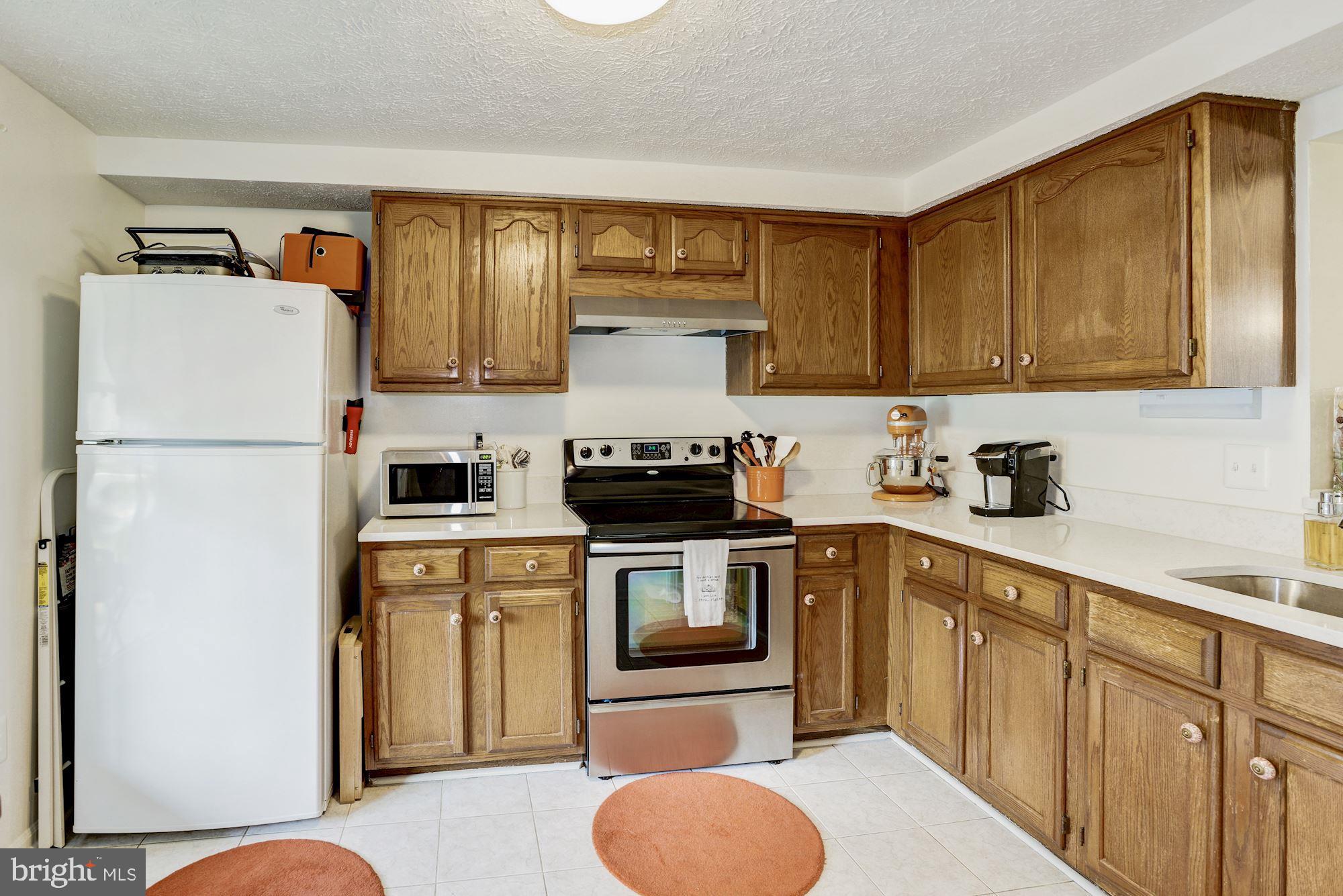 6172 Morning Glory Road Alexandria, VA 22310 - Photo 8 of 37 Plenty of cabinets & counter space