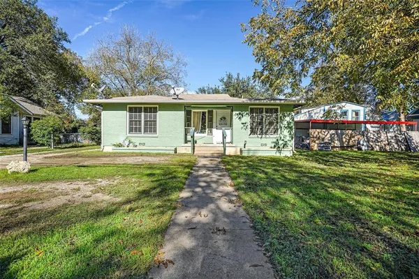 $1,175 | 210 West Willingham Street, Unit B, Cleburne, TX 76033