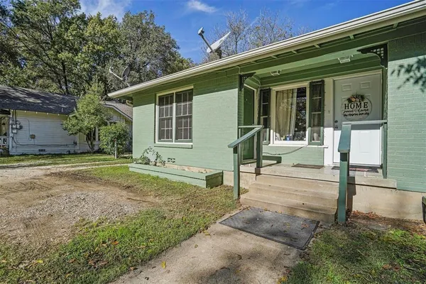 $1,175 | 210 West Willingham Street, Unit B, Cleburne, TX 76033