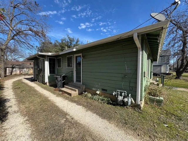 $1,200 | 210 West Willingham Street, Unit B, Cleburne, TX 76033