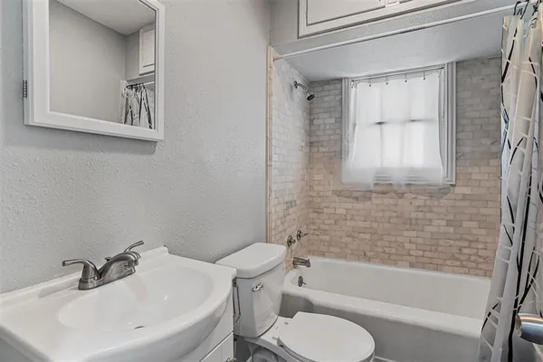 $1,175 | 210 West Willingham Street, Unit B, Cleburne, TX 76033