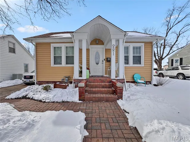 $324,900 | 221 South Rapp Avenue, Columbia, IL 62236