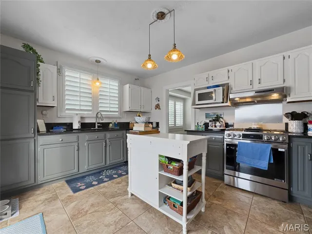 $324,900 | 221 South Rapp Avenue, Columbia, IL 62236