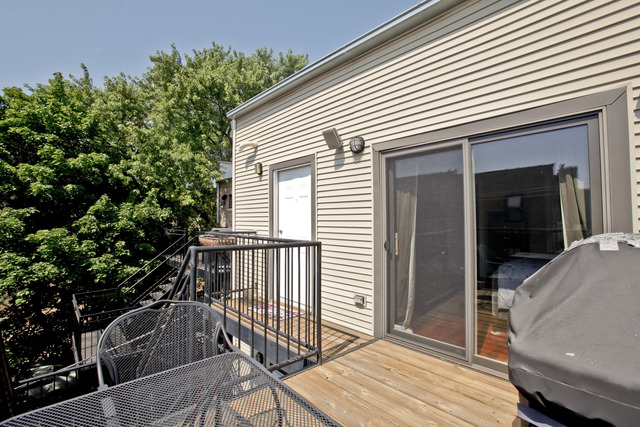 1255 West Addison Street, Unit 3 Chicago, IL 60613 - Photo 13 of 13 a view of a house with a balcony